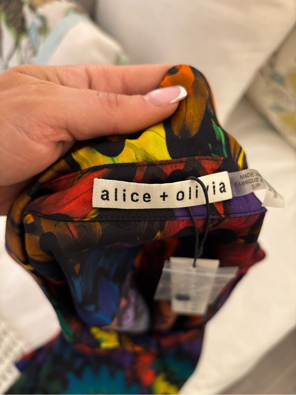 ๐ NWT Alice + Olivia Ruffled Feather Print Willa Blouse ๐ - Picture 4 of 5
